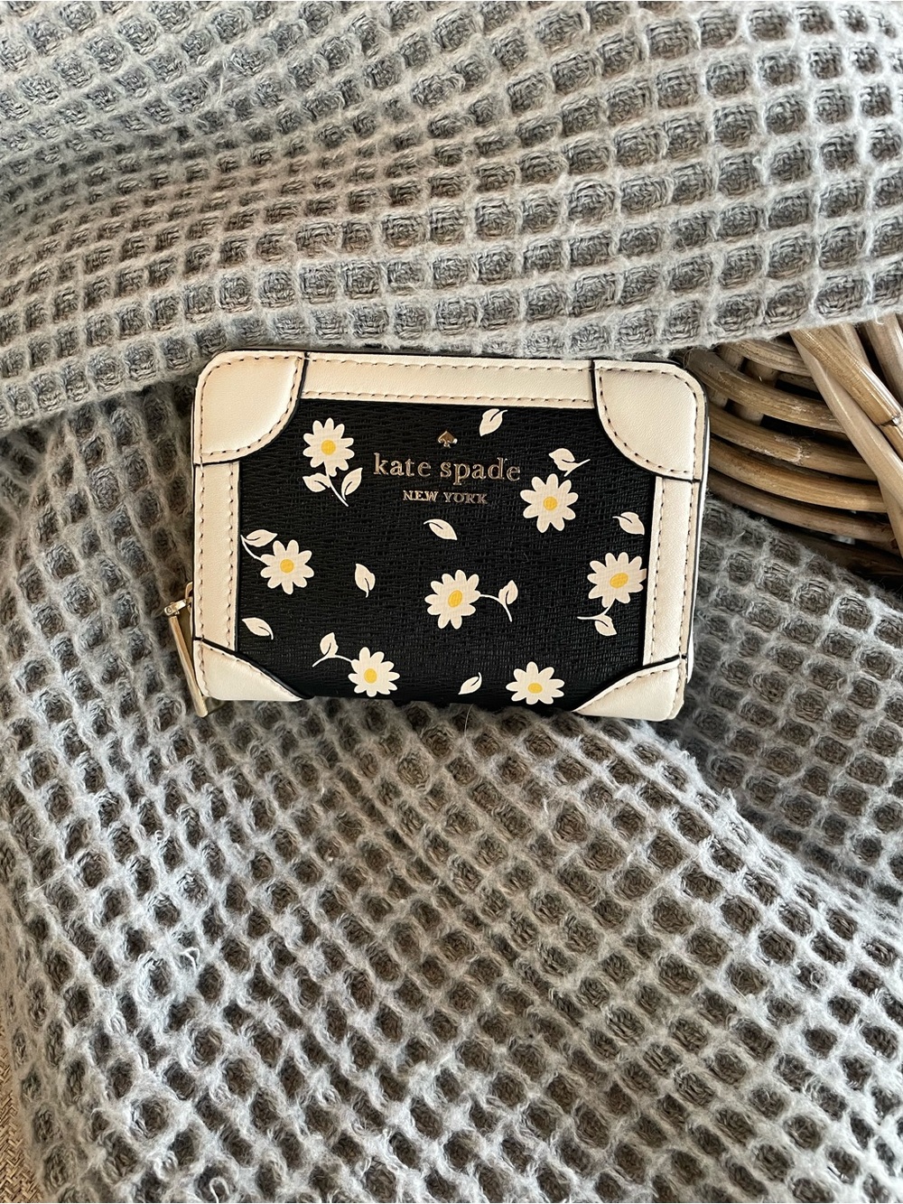 kate spade Traveler Small Zip Card Case